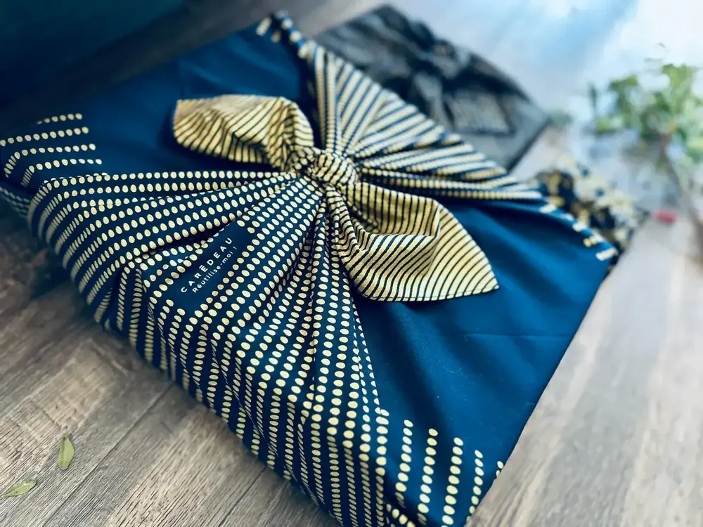 Gifts - Reusable Gift Wrap – Golden Hen Blue - CARÉDEAU PAPIER CADEAU RÉUTILISABLE