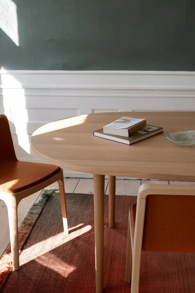 Mobilier et rangements pour bureau - CAST — Table de salle à manger ovale minimaliste en bois de noyer - MOR