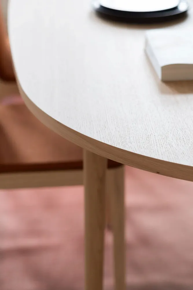 Mobilier et rangements pour bureau - CAST — Table de salle à manger ovale minimaliste en bois de noyer - MOR