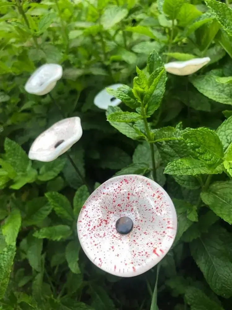 Floral decoration - Round small glass flower for outdoor use in white, red colour with 43 cm stainless steel stem - CARNEOL GLASS