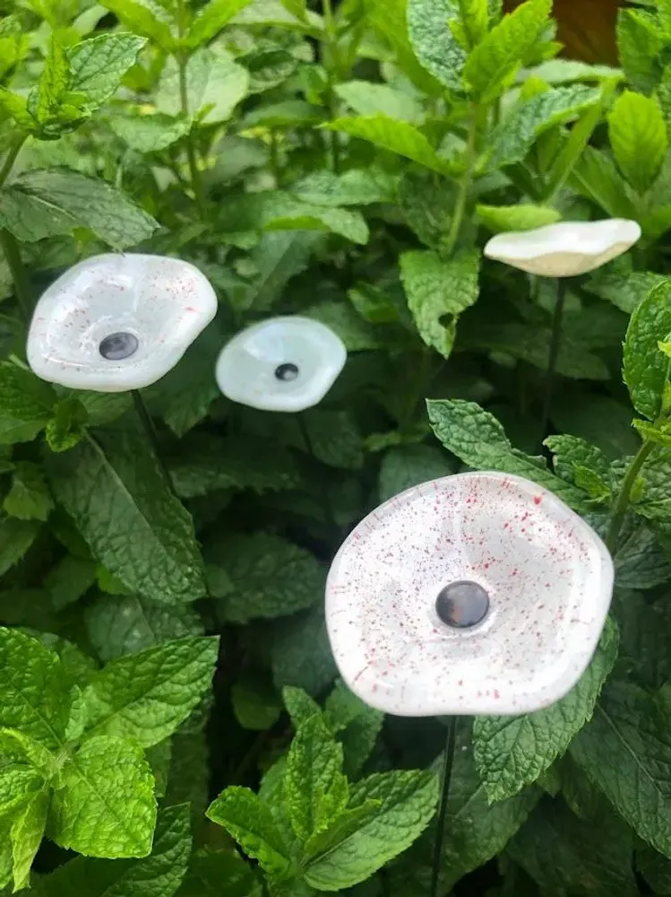 Floral decoration - Round small glass flower for outdoor use in white, red colour with 43 cm stainless steel stem - CARNEOL GLASS