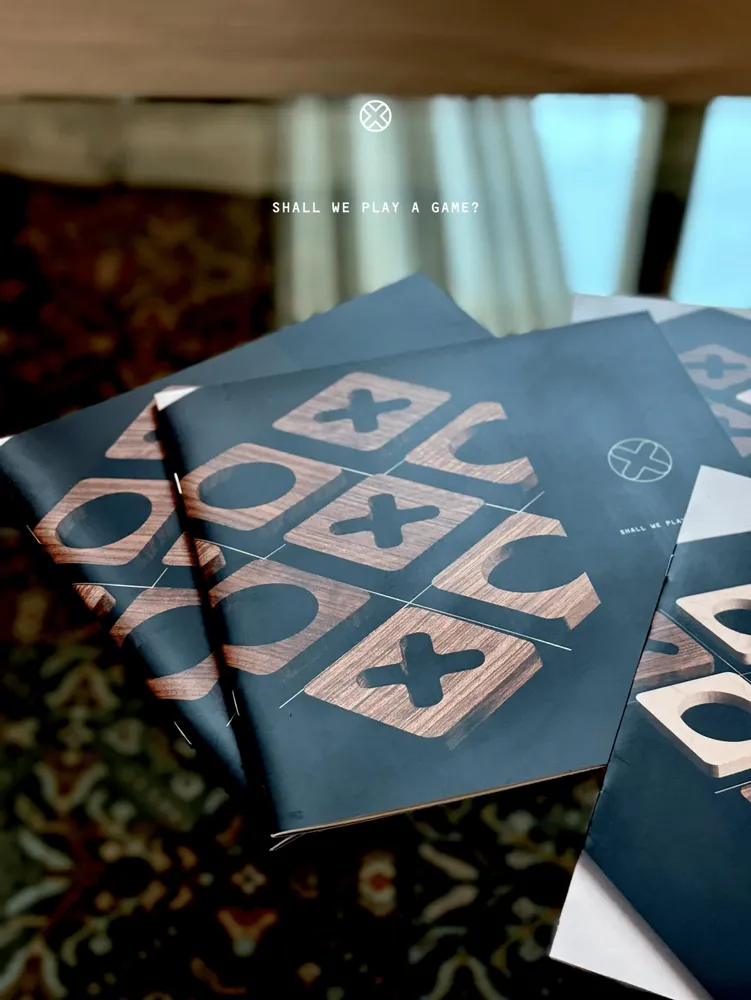 Cadeaux - Plateau de jeu Tic Tac Toe - Ensemble de pièces de jeu en bois massif - SHALL WE PLAY A GAME?