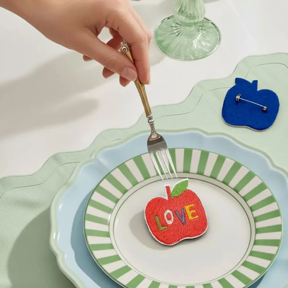Cadeaux - Broche brodée "Love Apple" – Un fruit à croquer, fait main en France - PETIT POIRIER