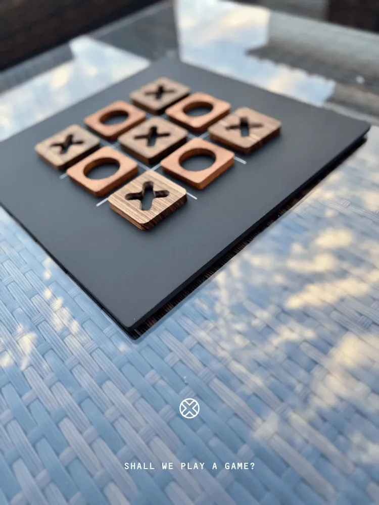 Cadeaux - Plateau de jeu Tic Tac Toe - Bois d'Ovangkol et d'acajou africain - SHALL WE PLAY A GAME?