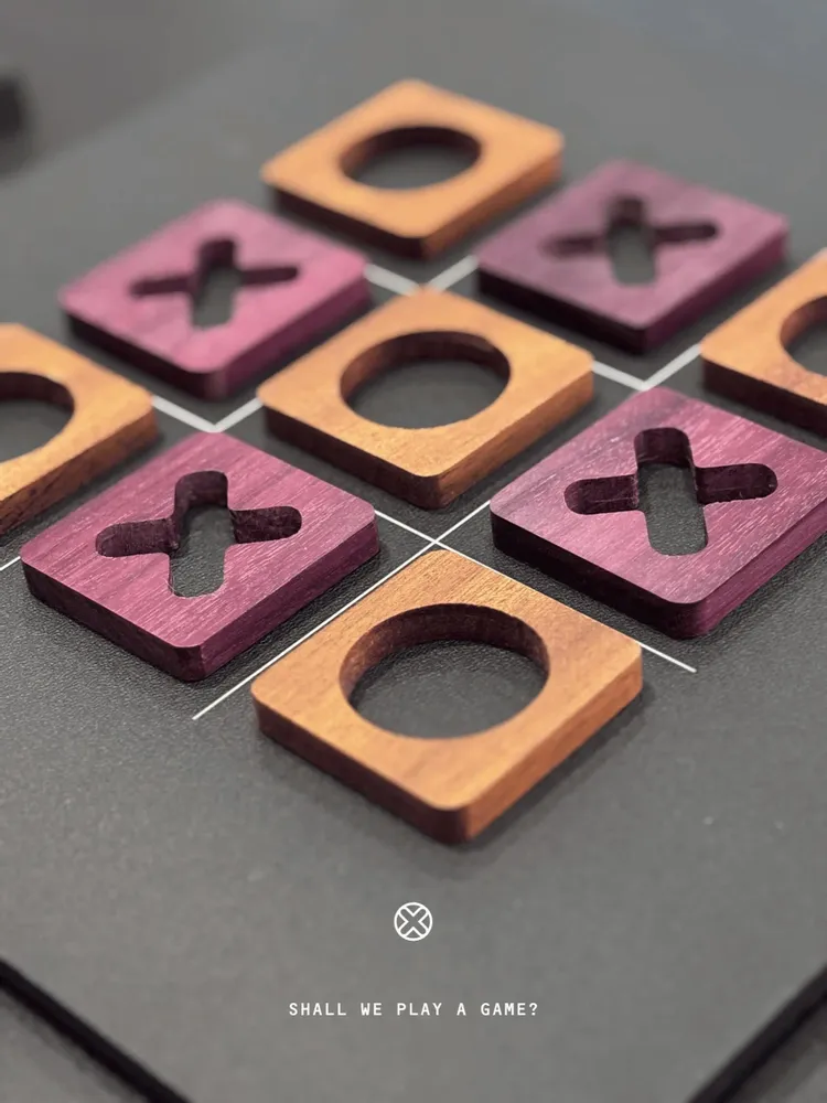 Cadeaux - Plateau de jeu Tic Tac Toe - Bois d'amarante et d'acajou africain - SHALL WE PLAY A GAME?
