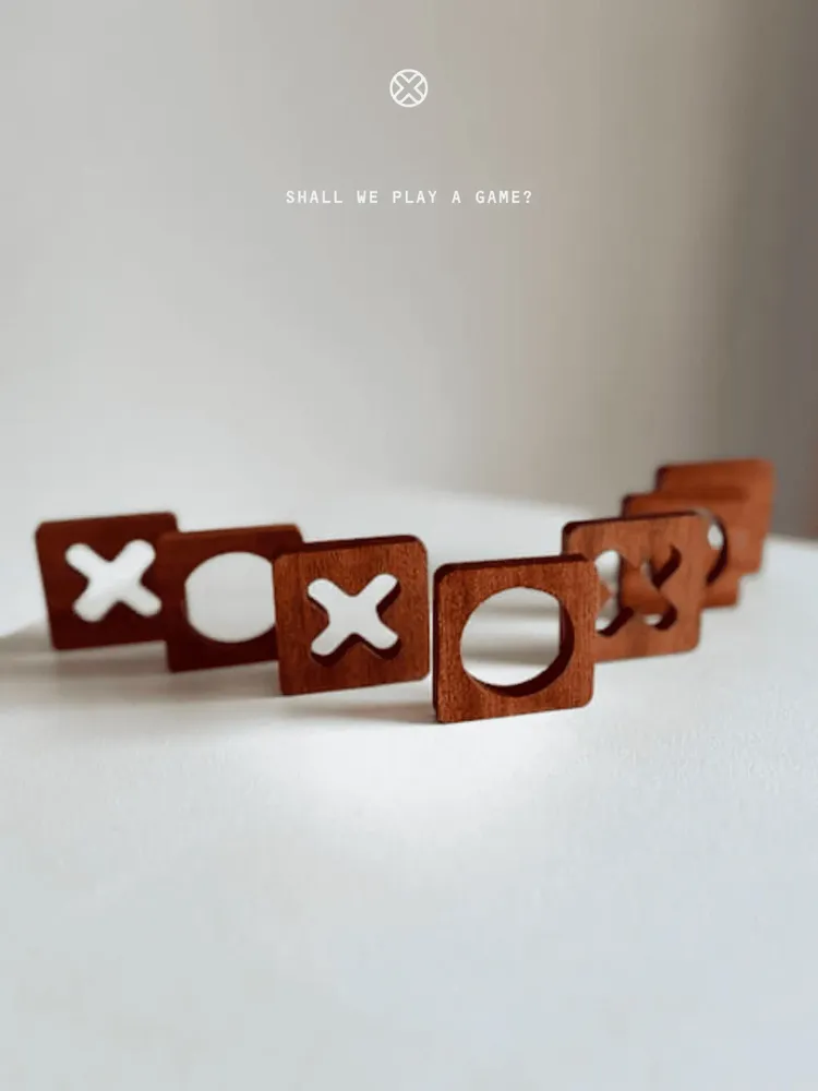 Cadeaux - Plateau de jeu Tic Tac Toe - Bois d'amarante et d'acajou africain - SHALL WE PLAY A GAME?