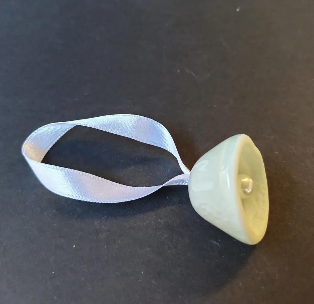 Other Christmas decorations - Small white glass bell on elegant ribbon hanger - CARNEOL GLASS