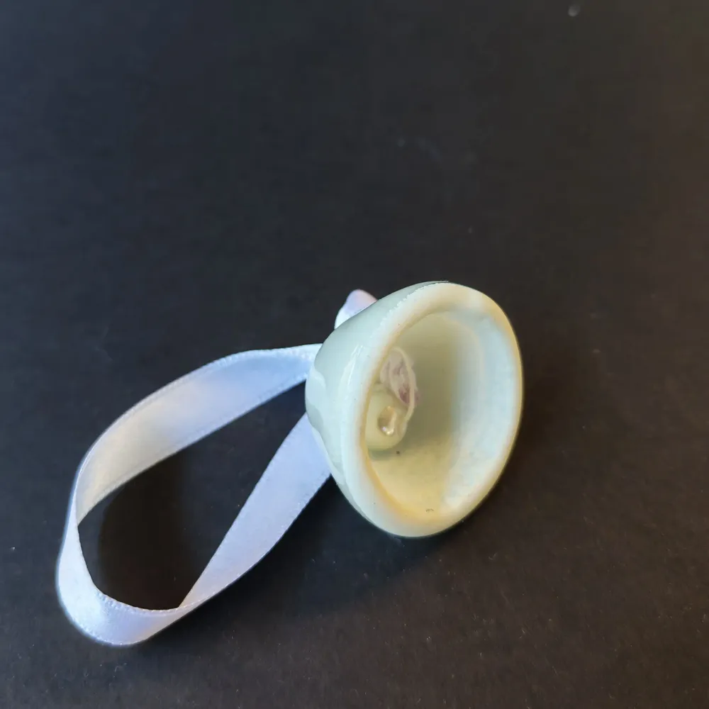 Other Christmas decorations - Small white glass bell on elegant ribbon hanger - CARNEOL GLASS