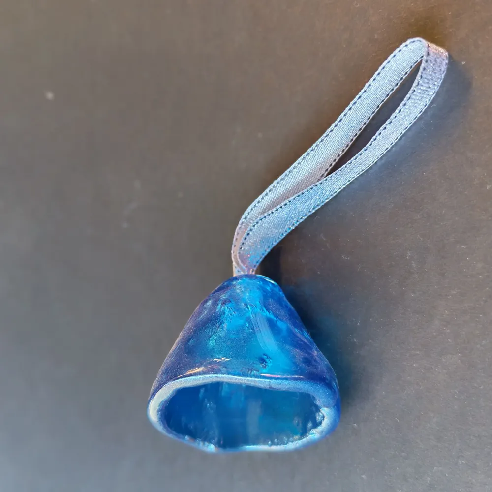 Other Christmas decorations - Large metal dark blue glass bell on elegant ribbon hanger - CARNEOL GLASS