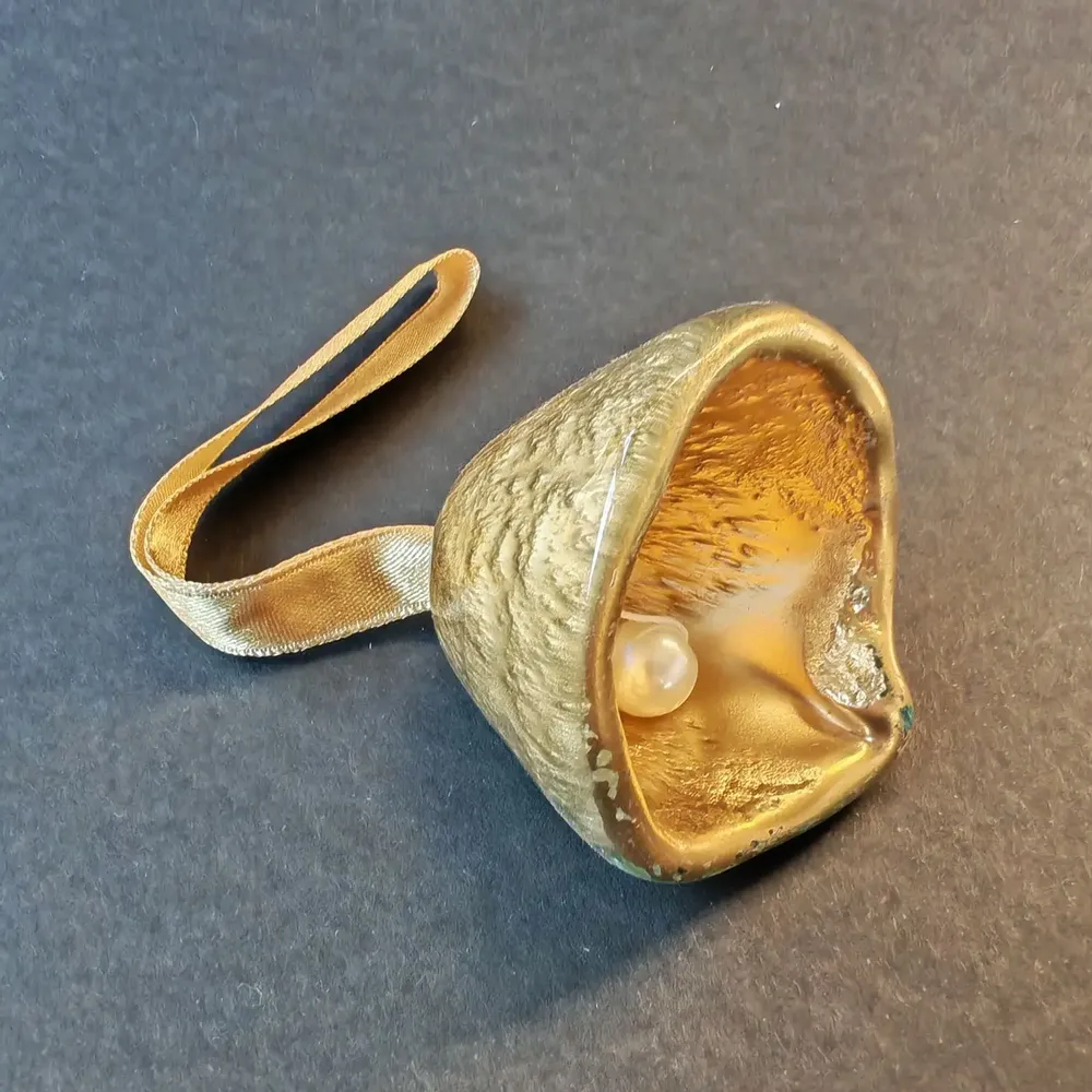 Autres décorations de Noël - Cloche en verre de couleur dorée sur un élégant porte-ruban - CARNEOL GLASS