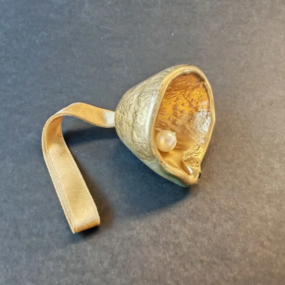 Autres décorations de Noël - Cloche en verre de couleur dorée sur un élégant porte-ruban - CARNEOL GLASS