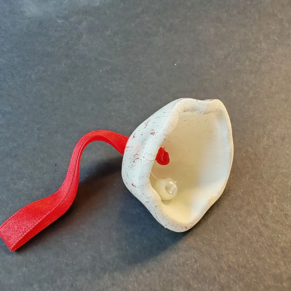 Autres décorations de Noël - Cloche en verre de couleur blanc-rouge sur un élégant porte-ruban - CARNEOL GLASS