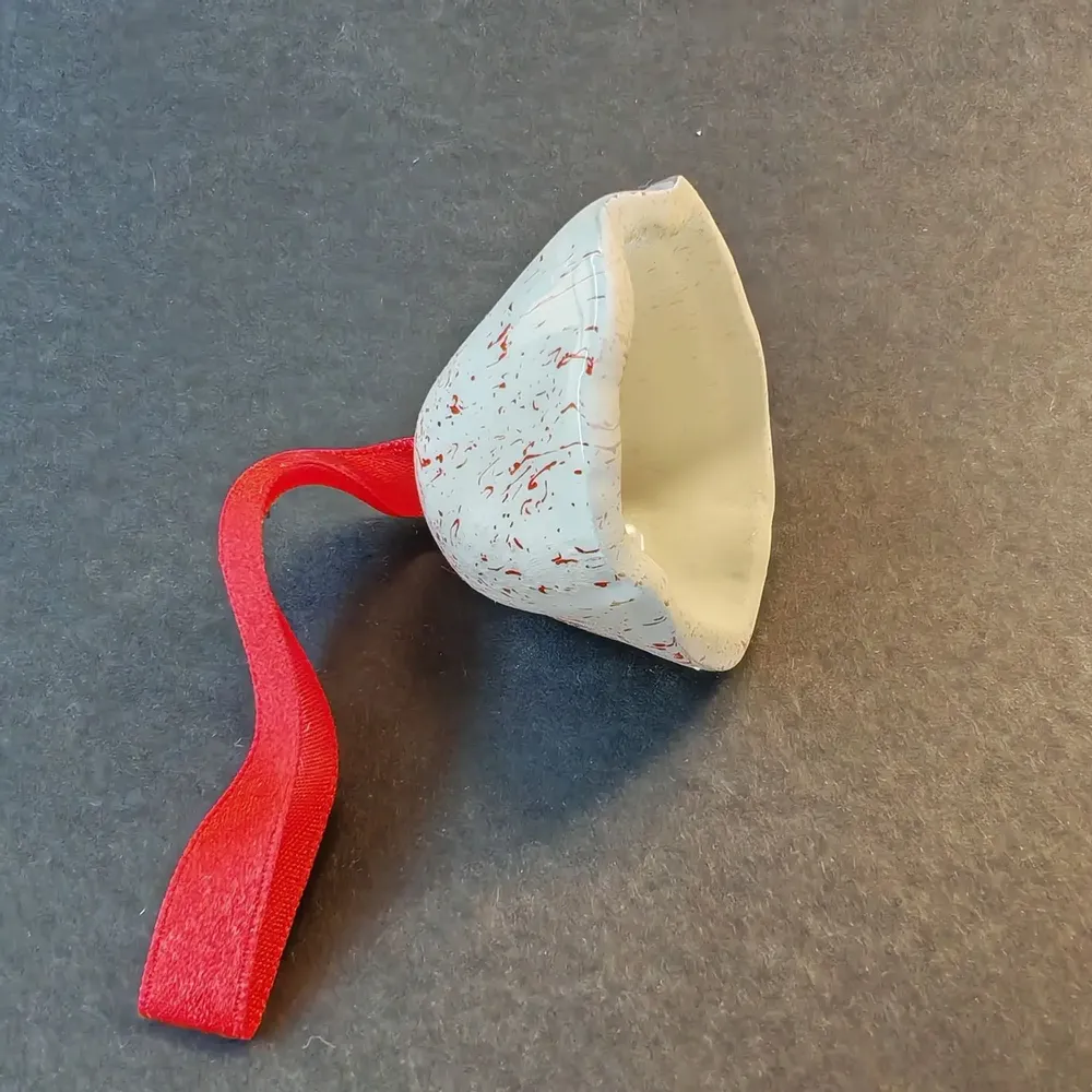 Autres décorations de Noël - Cloche en verre de couleur blanc-rouge sur un élégant porte-ruban - CARNEOL GLASS