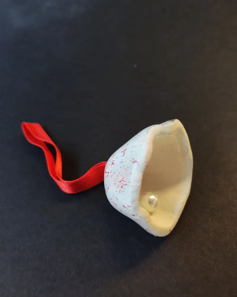 Autres décorations de Noël - Cloche en verre de couleur blanc-rouge sur un élégant porte-ruban - CARNEOL GLASS