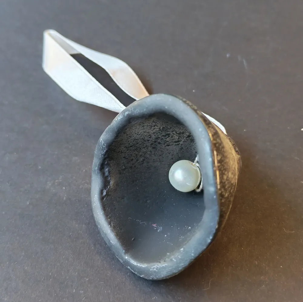 Christmas garlands and baubles - Glass bell in black-silver on an elegant ribbon hanger - CARNEOL GLASS