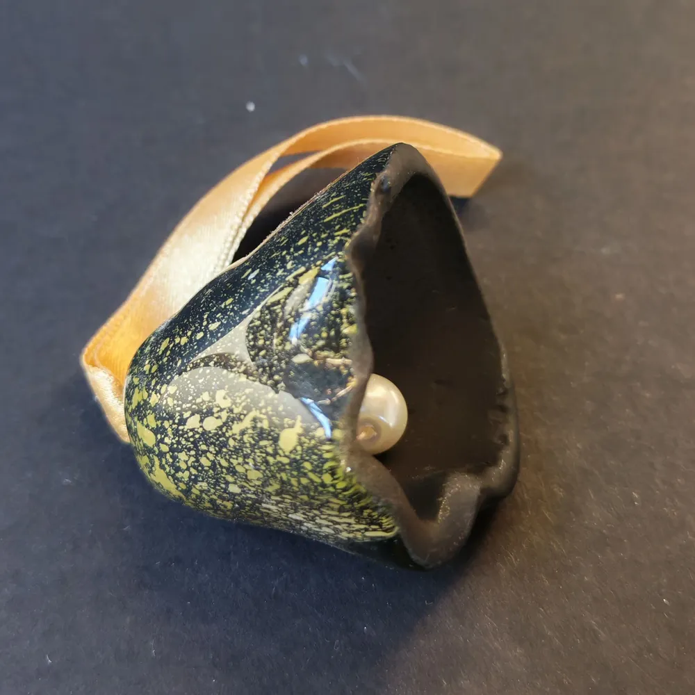 Guirlandes et boules de Noël - Cloche en verre noir-doré sur un élégant porte-ruban - CARNEOL GLASS