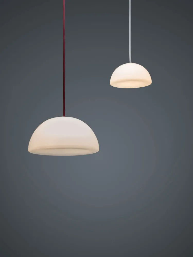 Suspensions - BULB - Petit plafonnier hémisphérique en verre avec coloré câble - MOR