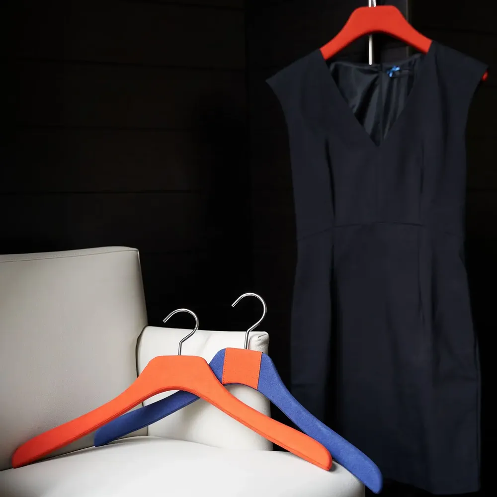 Walk-in closets - Hangers wrapped in leather, imitation leather, Linen or Alcantara - MON CINTRE