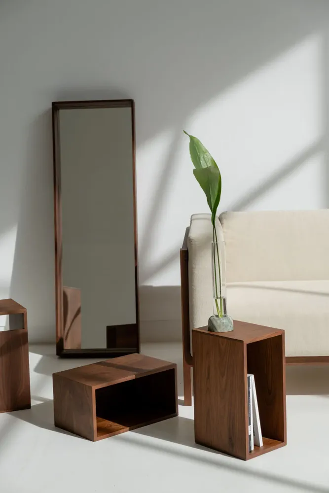 Miroirs - CAMPO — Miroir mural minimaliste en bois de noyer, grand - MOR