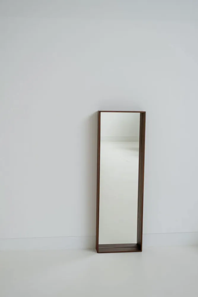 Miroirs - CAMPO — Miroir mural minimaliste en bois de noyer, grand - MOR