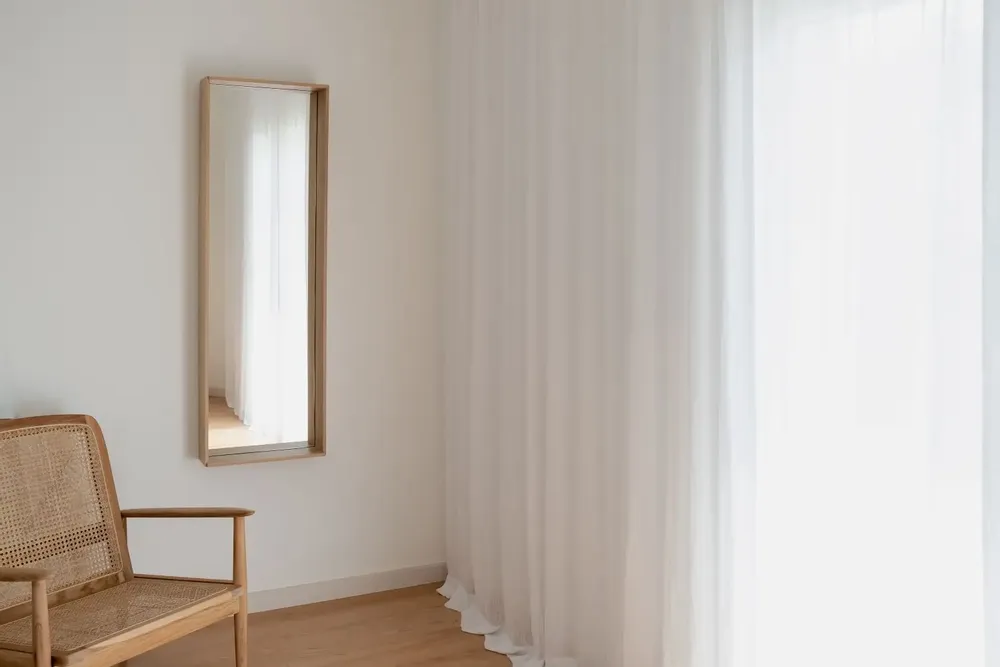 Miroirs - CAMPO — Miroir mural minimaliste en bois de frêne, grand - MOR