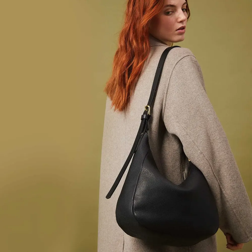 Sacs et cabas - Wilma - Sac à bandoulière en cuir de taille moyenne en noir grainé - MIMI BERRY