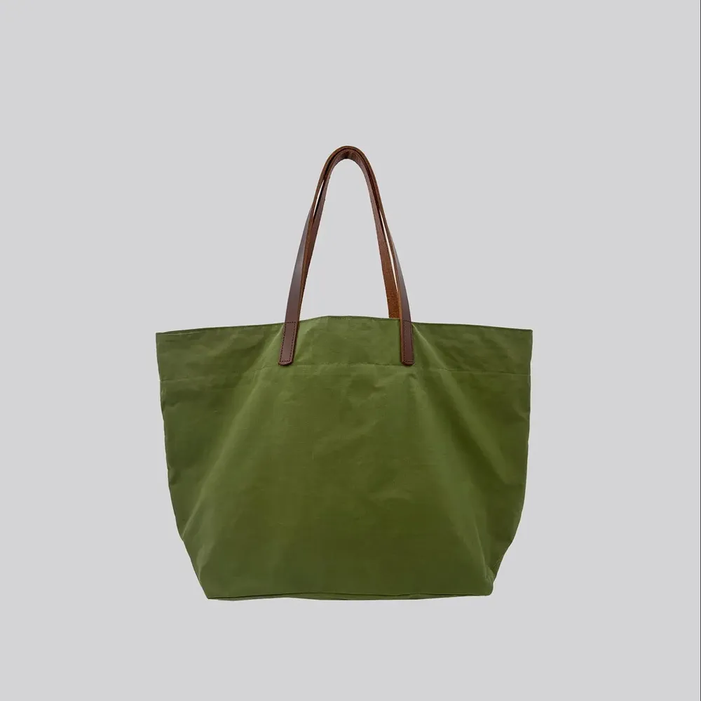 Sacs et cabas - Jenny Tote - Grand sac fourre-tout en coton ciré vert clair - MIMI BERRY