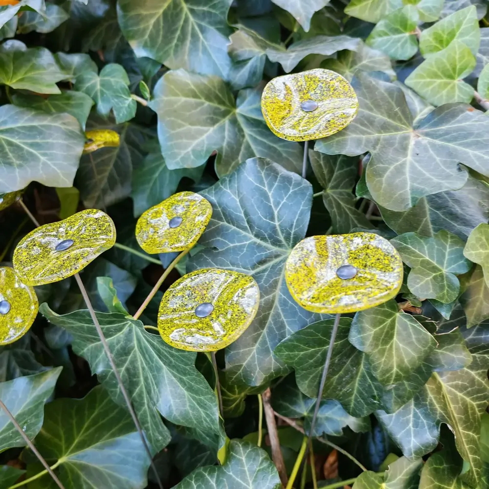 Décorations florales - Petite fleur ronde en verre pour l'extérieur de couleur transparente, jaune, noire avec tige en acier inoxydable de 43 cm - CARNEOL GLASS