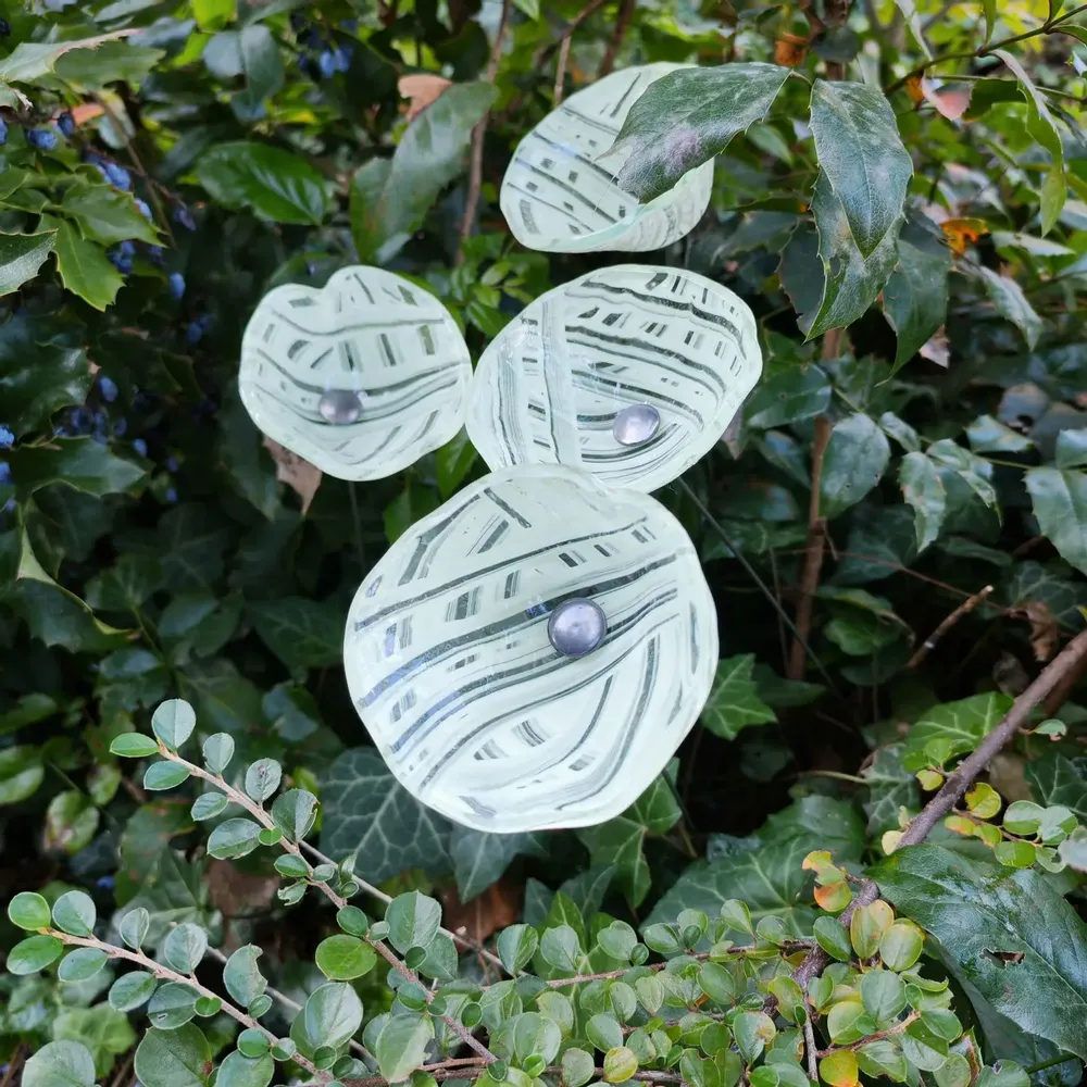 Décorations florales - Fleur de calebasse en verre de taille moyenne pour l'extérieur de couleur blanc transparent avec tige en acier inoxydable de 43 cm. - CARNEOL GLASS