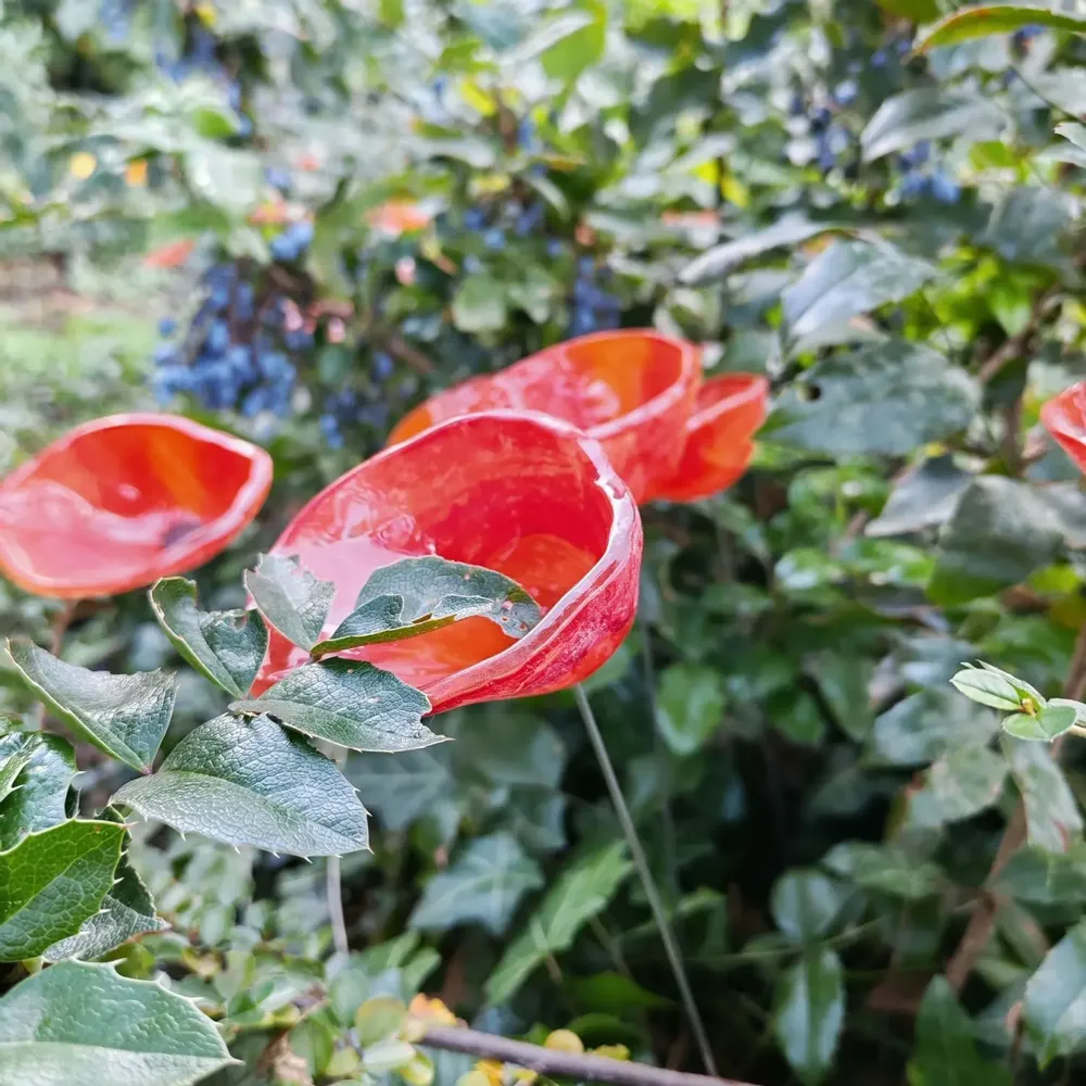 Décorations florales - Fleur de calebasse en verre de taille moyenne pour l'extérieur de couleur orange avec tige en acier inoxydable de 43 cm. - CARNEOL GLASS