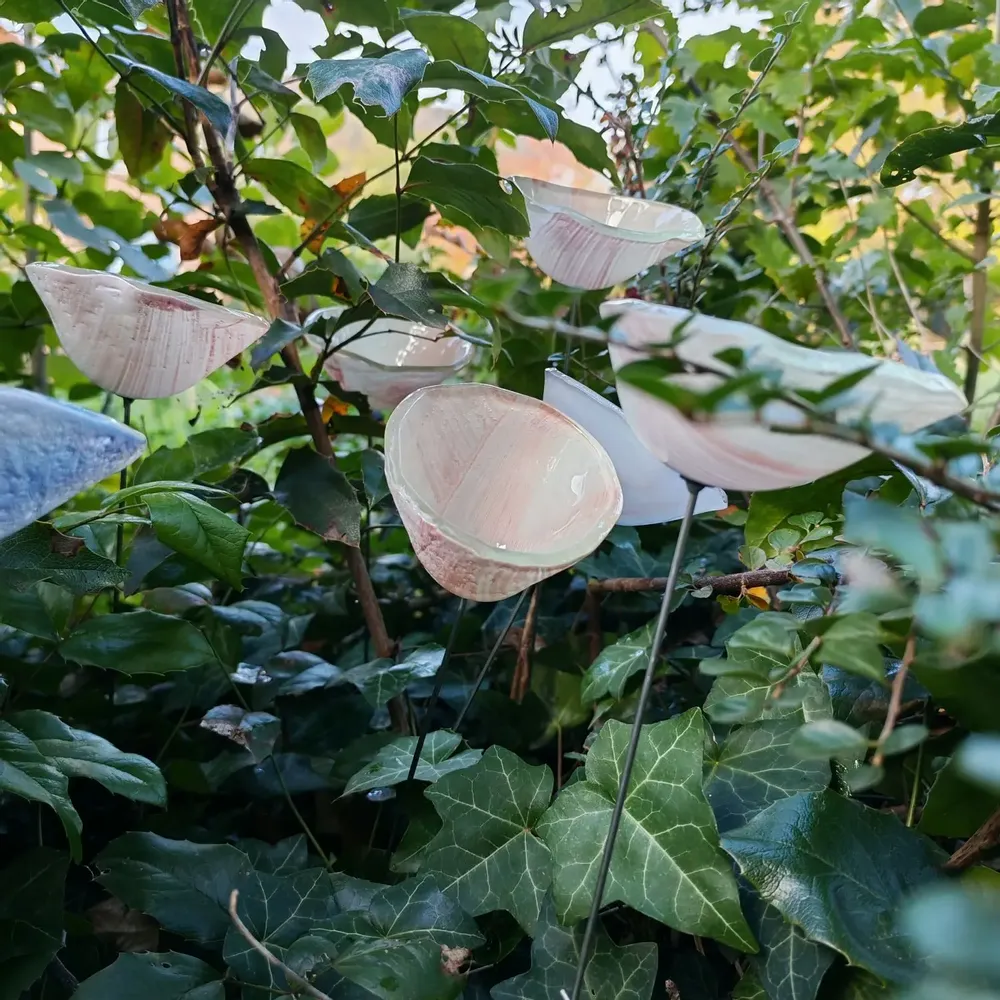 Décorations florales - Fleur calla en verre de taille moyenne pour l'extérieur en rose-blanc - CARNEOL GLASS