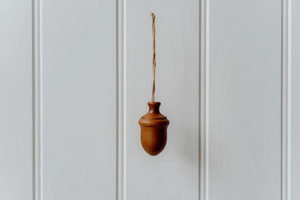 Objets de décoration - Gland suspendu en bois - WE LOVE SEASONS