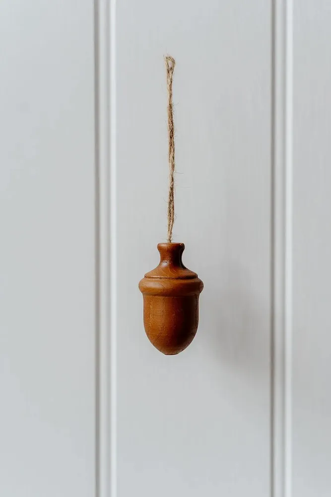 Objets de décoration - Gland suspendu en bois - WE LOVE SEASONS