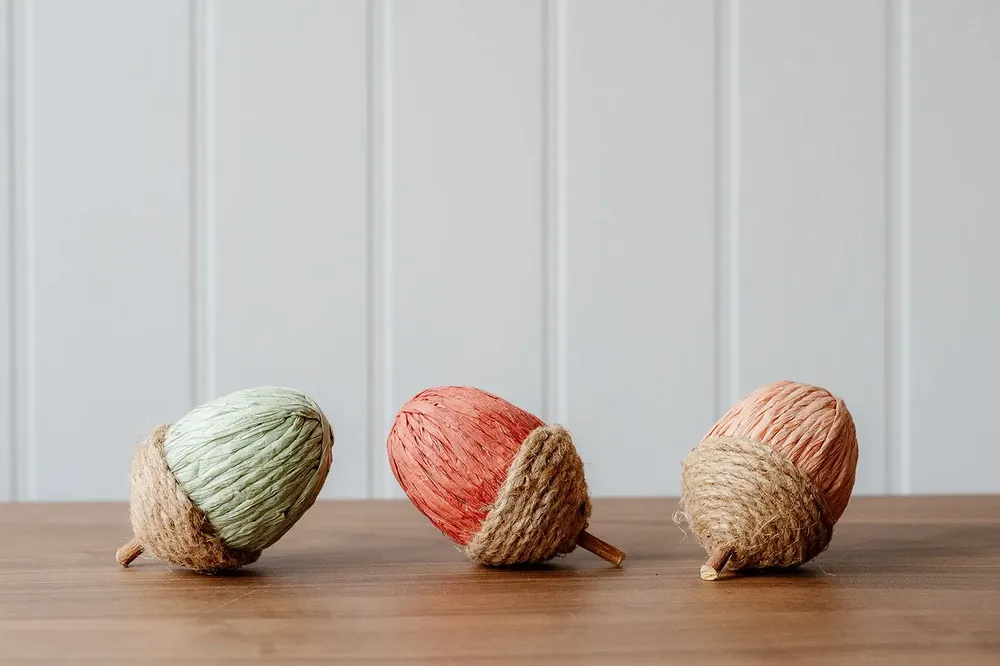 Objets de décoration - Glands en corde et en papier (vert, marron clair et rose) - WE LOVE SEASONS