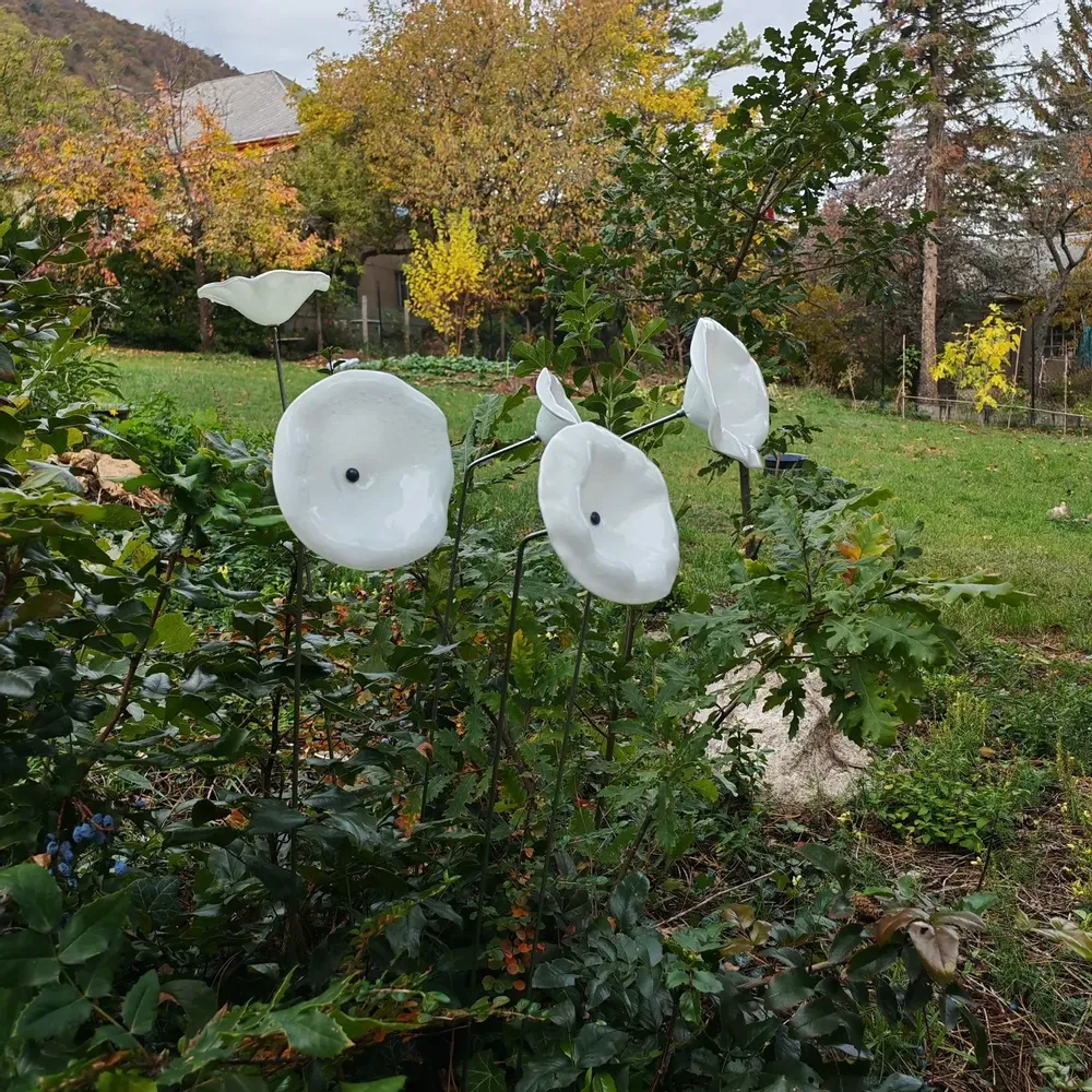 Floral decoration - Medium size funnel shaped glass flower for outdoor use in white colour with 1 meter stainless steel stem - CARNEOL GLASS