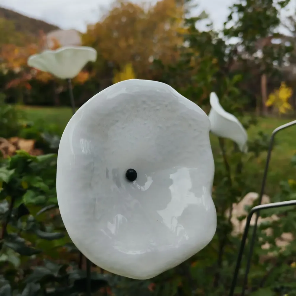 Floral decoration - Medium size funnel shaped glass flower for outdoor use in white colour with 1 meter stainless steel stem - CARNEOL GLASS