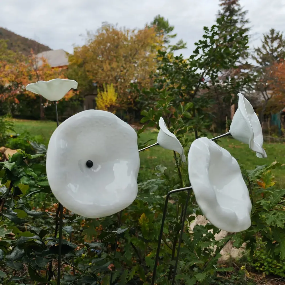 Floral decoration - Medium size funnel shaped glass flower for outdoor use in white colour with 1 meter stainless steel stem - CARNEOL GLASS