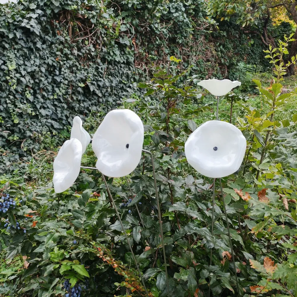 Floral decoration - Medium size funnel shaped glass flower for outdoor use in white colour with 1 meter stainless steel stem - CARNEOL GLASS