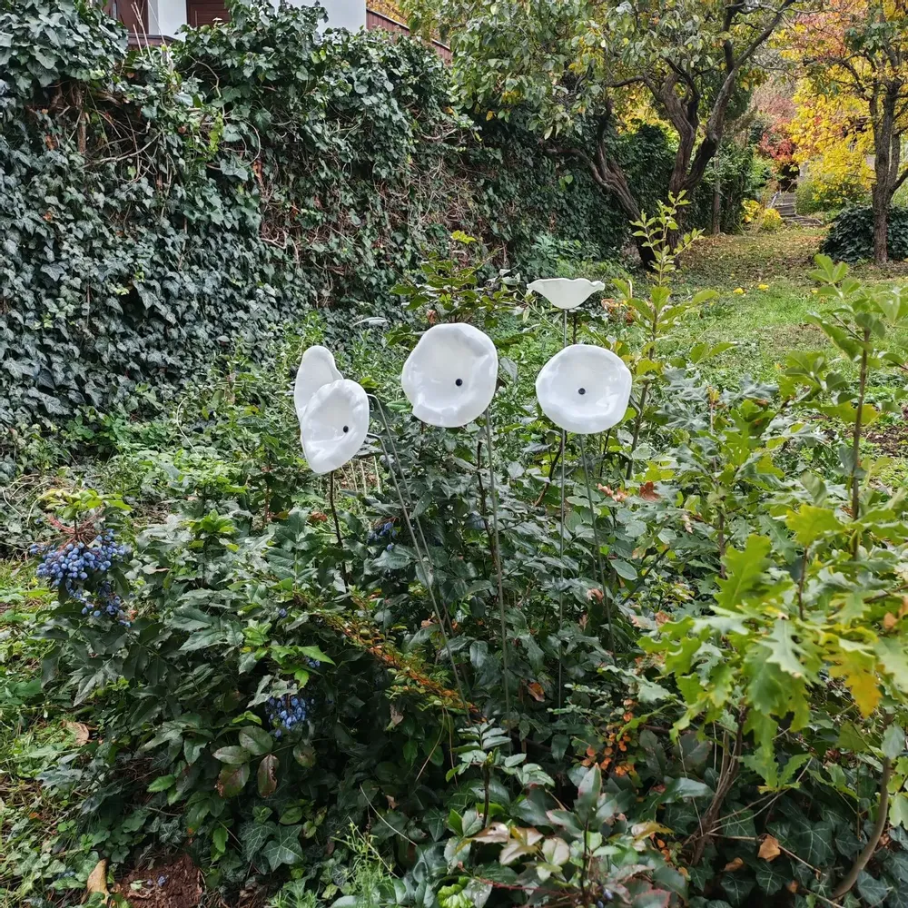 Floral decoration - Medium size funnel shaped glass flower for outdoor use in white colour with 1 meter stainless steel stem - CARNEOL GLASS