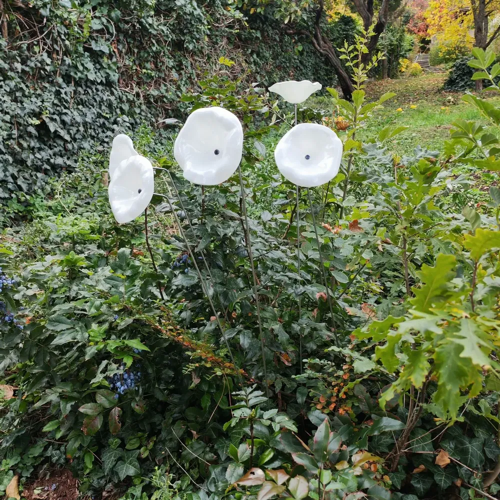 Floral decoration - Medium size funnel shaped glass flower for outdoor use in white colour with 1 meter stainless steel stem - CARNEOL GLASS