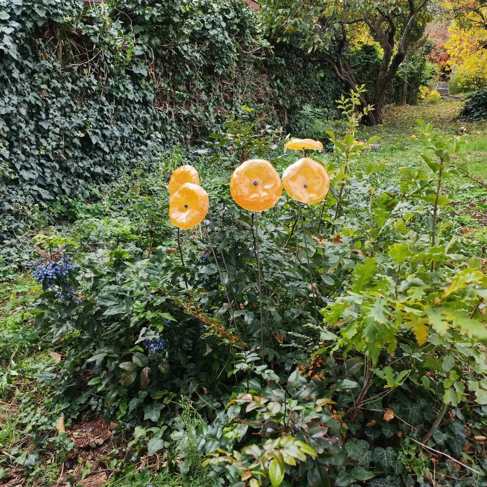 Décorations florales - Fleur en verre en forme d'entonnoir de taille moyenne pour une utilisation en extérieur de couleur transparente, jaune, orange avec une tige en acier inoxydable de 1 mètre - CARNEOL GLASS