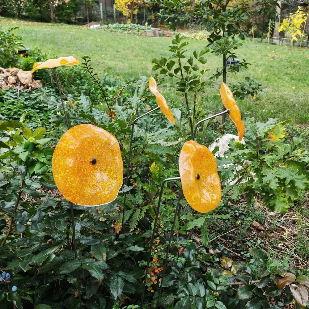 Décorations florales - Fleur en verre en forme d'entonnoir de taille moyenne pour une utilisation en extérieur de couleur transparente, jaune, orange avec une tige en acier inoxydable de 1 mètre - CARNEOL GLASS