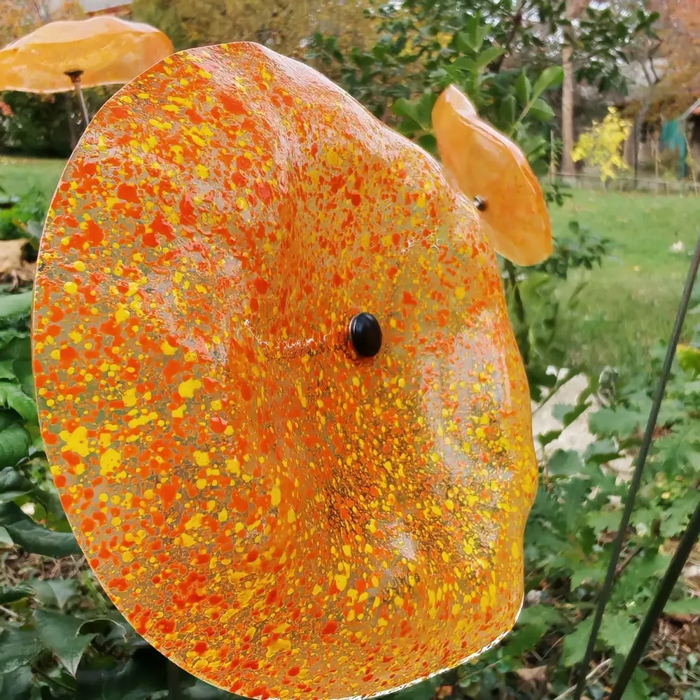 Décorations florales - Fleur en verre en forme d'entonnoir de taille moyenne pour une utilisation en extérieur de couleur transparente, jaune, orange avec une tige en acier inoxydable de 1 mètre - CARNEOL GLASS