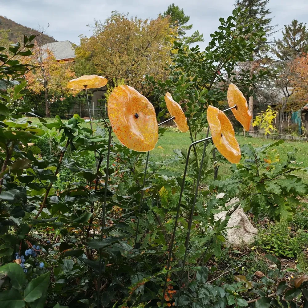 Décorations florales - Fleur en verre en forme d'entonnoir de taille moyenne pour une utilisation en extérieur de couleur transparente, jaune, orange avec une tige en acier inoxydable de 1 mètre - CARNEOL GLASS