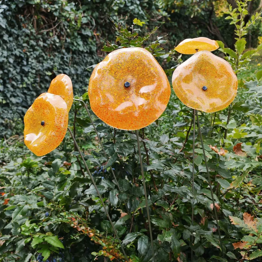 Décorations florales - Fleur en verre en forme d'entonnoir de taille moyenne pour une utilisation en extérieur de couleur transparente, jaune, orange avec une tige en acier inoxydable de 1 mètre - CARNEOL GLASS