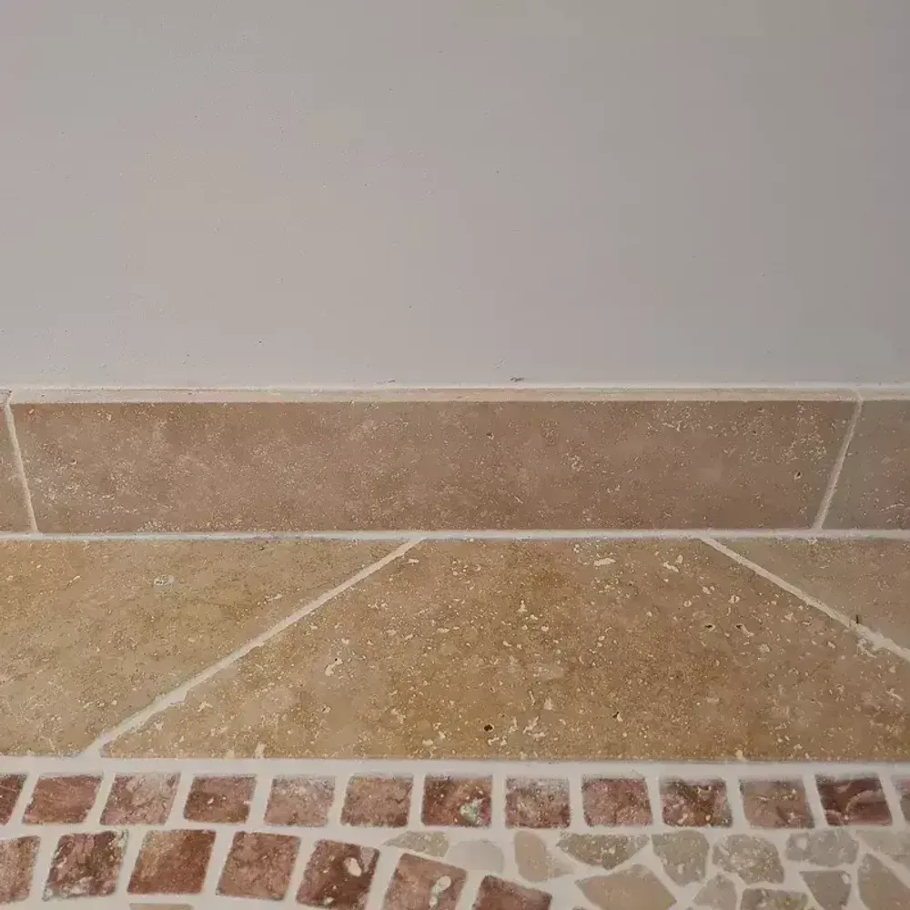 Crockery - Light travertine plinth - LIGERIO