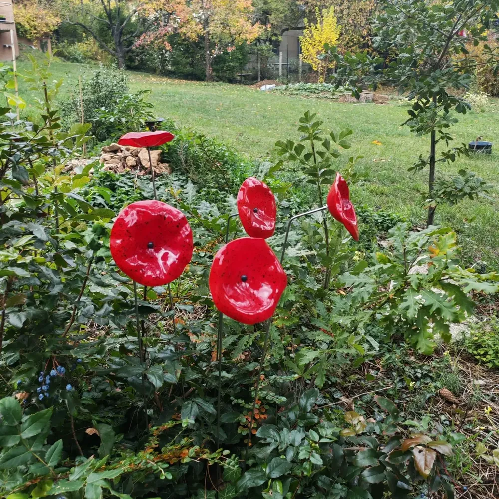 Floral decoration - Funnel shaped glass flower in red, black color - CARNEOL GLASS