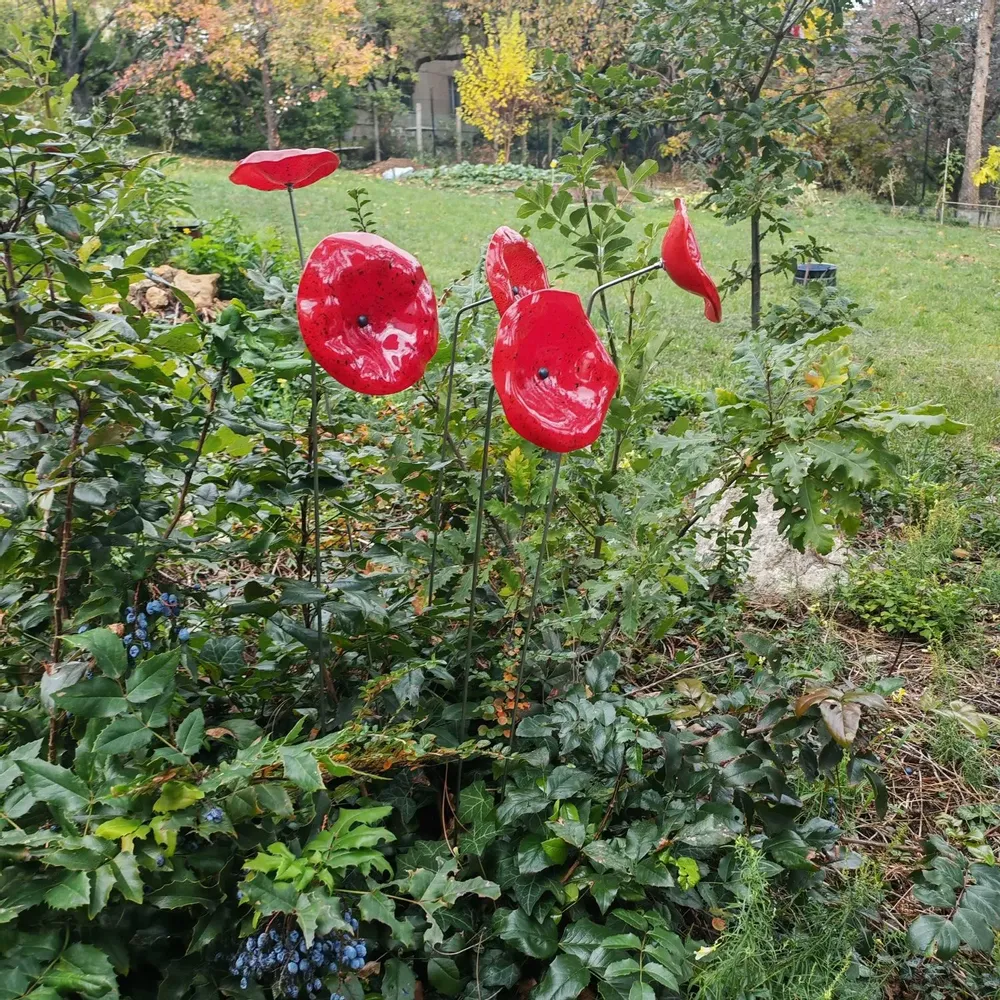 Floral decoration - Funnel shaped glass flower in red, black color - CARNEOL GLASS