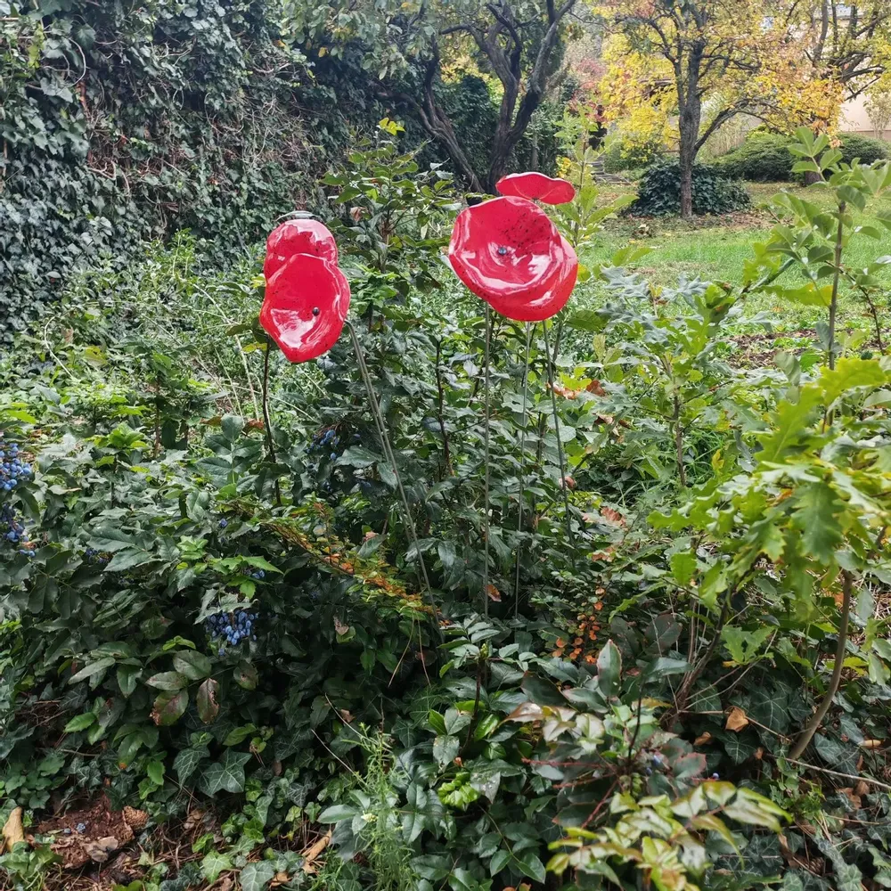 Floral decoration - Funnel shaped glass flower in red, black color - CARNEOL GLASS