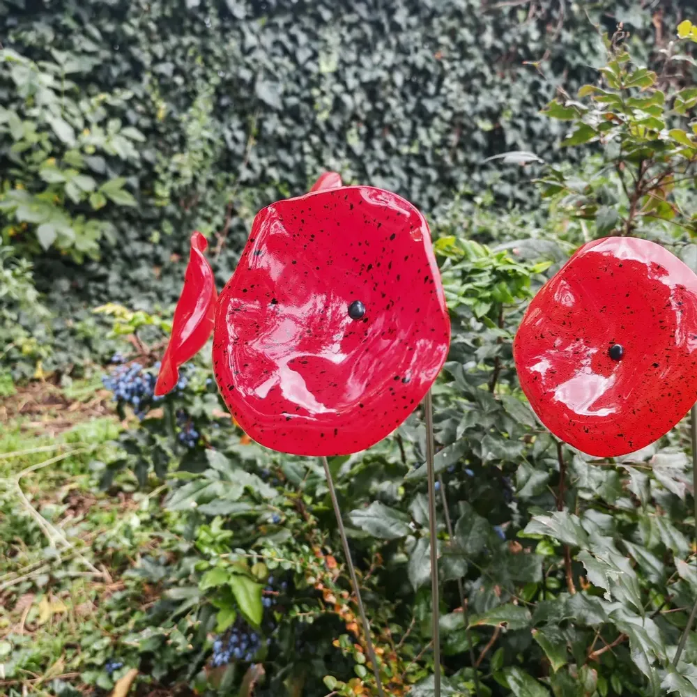 Floral decoration - Funnel shaped glass flower in red, black color - CARNEOL GLASS